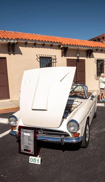 Белый спортивный автомобиль Sunbeam Tiger 1966 года на 32-й ежегодной выставке в Неаполе — стоковое фото