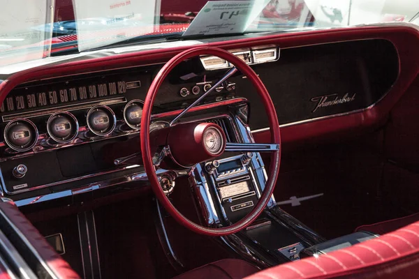 Todos os originais 1966 Ford Thunderbird vermelho no 32nd Anual Nápoles — Fotografia de Stock