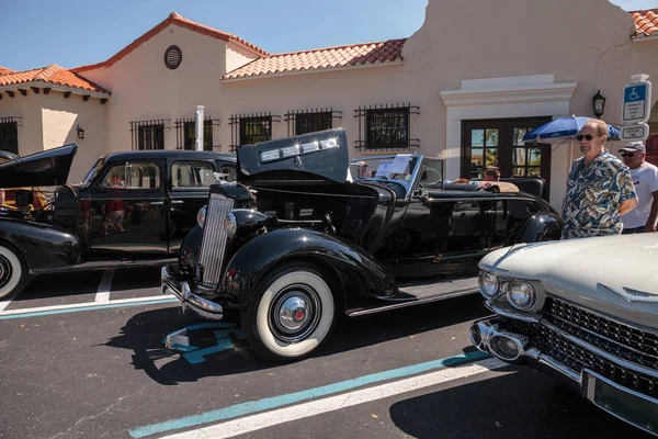 Black 1937 Packard 120 на 32-й ежегодной выставке Naples Depot Classic C — стоковое фото