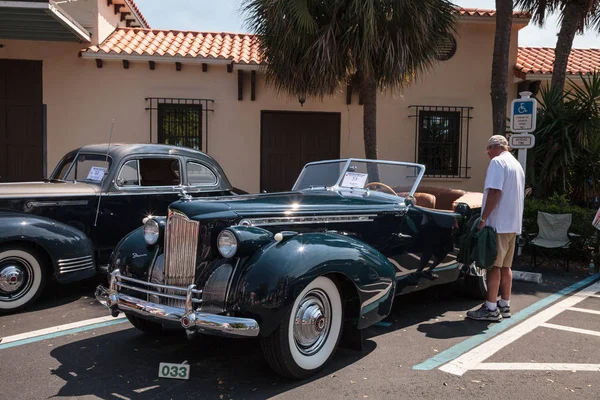 Black 1940 Packard на 32-м ежегодном автомобиле Naples Depot Classic Car S — стоковое фото