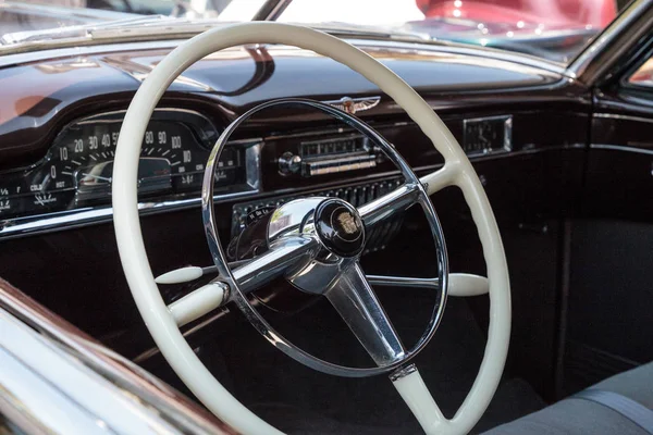 Zwart 1949 Cadillac serie 62 op de 32e jaarlijkse Napels depot cl — Stockfoto