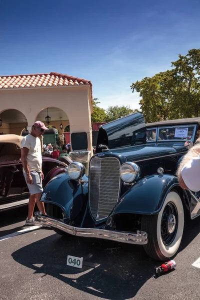 Синий 1934 Lincoln на 32-м Annual Depot Classic Car — стоковое фото