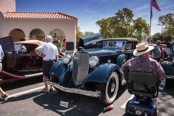 Синий 1934 Lincoln на 32-м Annual Depot Classic Car — стоковое фото