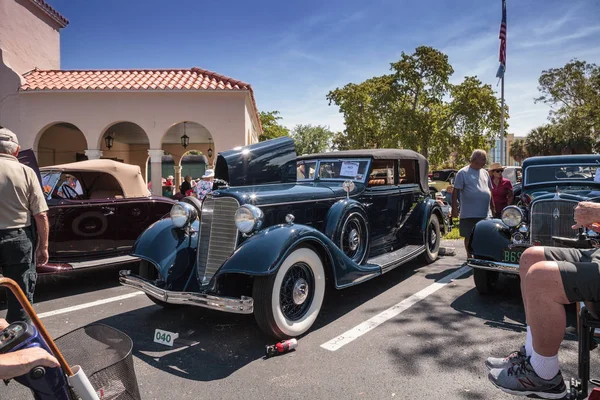 Blue 1934 Lincoln KB op de 32e jaarlijkse Napels depot Classic Car — Stockfoto