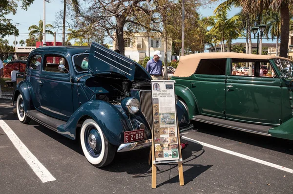 Blue 1936 Ford Model 68 Tudor Deluxe на 32-й ежегодной выставке в Неаполе — стоковое фото