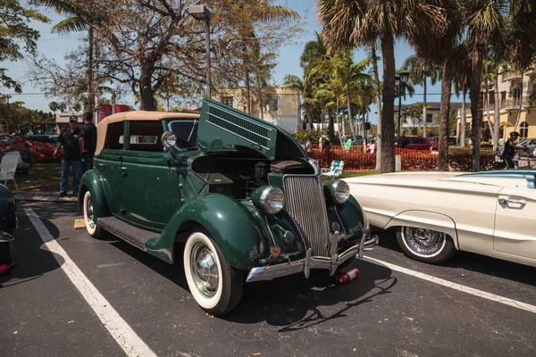 Verde 1936 Ford conversível Sedan no 32o anual Nápoles Dep — Fotografia de Stock