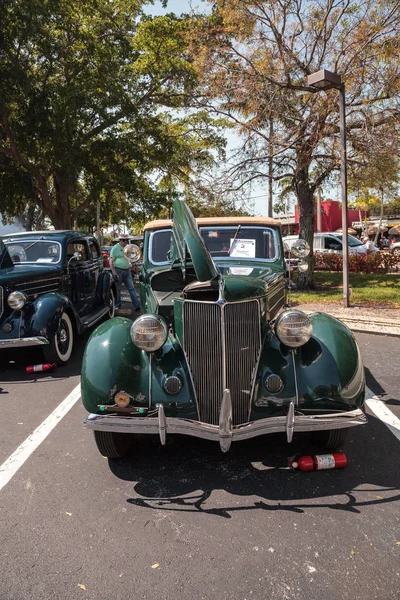 Green 1936 Ford Convertible Sedan op de 32e jaarlijkse Naples DEP — Stockfoto