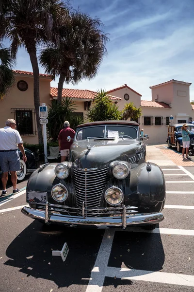 Серый 1946 Cadillac Series 62 на 32-й ежегодной выставке в Неаполе — стоковое фото