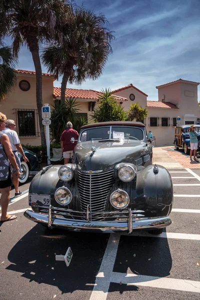 Серый 1946 Cadillac Series 62 на 32-й ежегодной выставке в Неаполе — стоковое фото