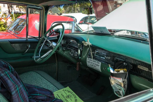 М'ята зелена 1956 Cadillac на 32-й щорічній Неаполітанського депо Classic — стокове фото