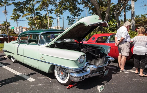 Mint green 1956 Cadillac на 32nd Annual Naples Depot Classic — стоковое фото