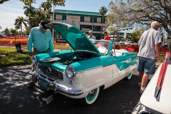 Mint green 1960 Metropolitan at the 32nd Annual Naples Depot Cla — Stock Photo, Image