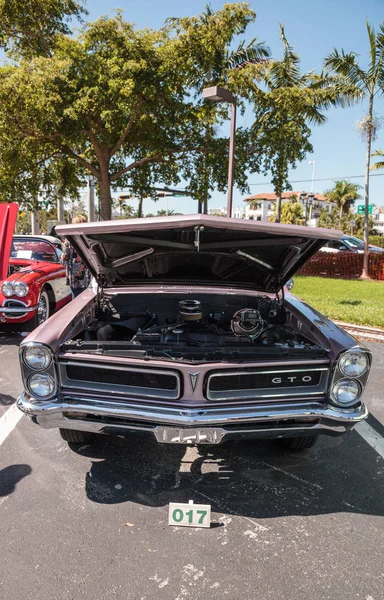 Pink 1965 Pontiac GTO на 32-м ежегодном Неаполитанском депо Classic Ca — стоковое фото