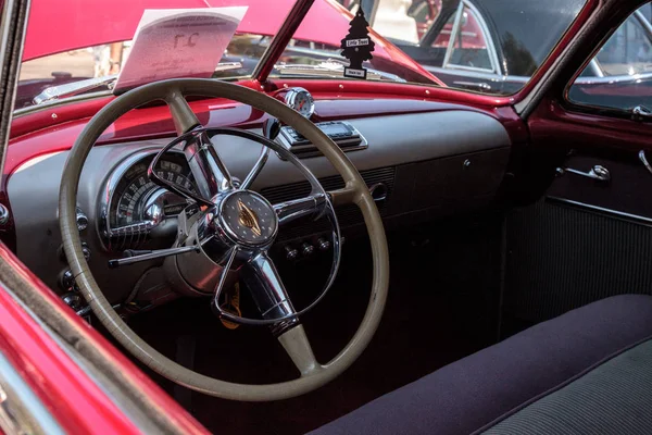 Червоний 1949 Oldsmobile на 32-й щорічній Неаполі депо класичний автомобіль — стокове фото