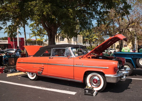 Red 1953 Mercury Monterey Convertible на 32-м ежегодном Неаполе — стоковое фото