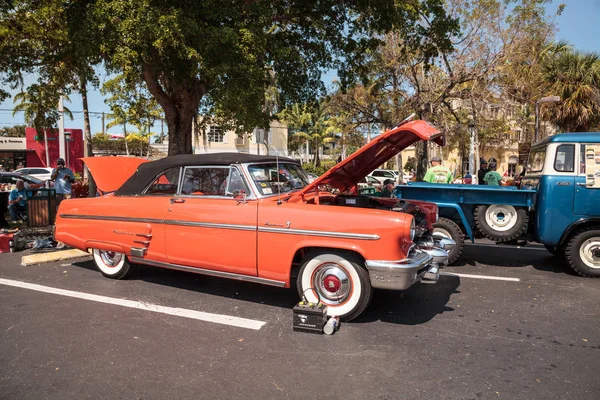 Red 1953 Mercury Monterey Convertible на 32-м ежегодном Неаполе — стоковое фото