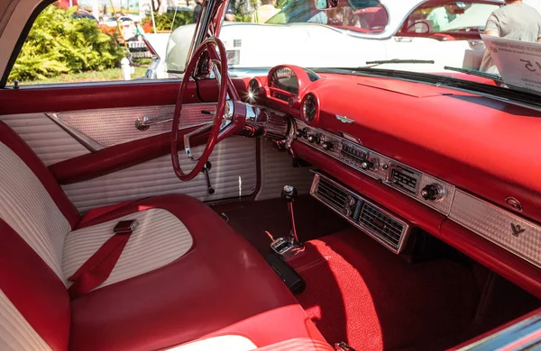 Rojo 1956 Ford Thunderbird en el 32º Depósito Anual de Nápoles Classi —  Fotos de Stock