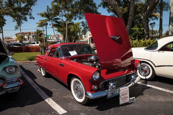 Red 1956 Ford Thunderbird на 32-м ежегодном депо в Неаполе Classi — стоковое фото