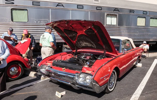 Red 1962 Thunderbird Roadster на 32-м ежегодном депо в Неаполе — стоковое фото