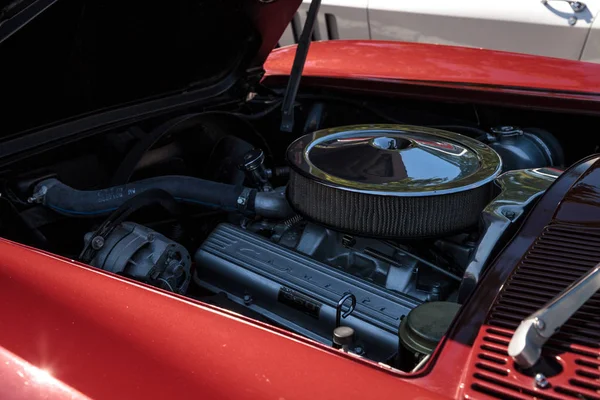 Rote Chevrolet Corvette Cabrio Coupé 1966 auf der 32. Jahrestagung — Stockfoto