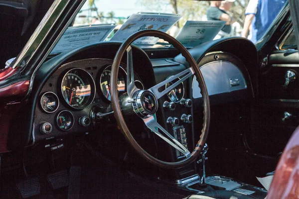 Red 1967 Corvette op de 32e jaarlijkse Napels depot klassieke auto sh — Stockfoto