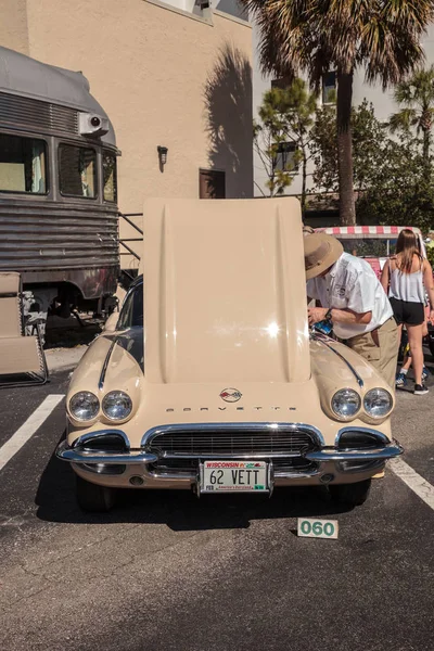 Tan 1962 Chevrolet корвет кабріолет на 32-й щорічний Naple — стокове фото