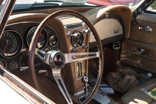 White 1966 Corvette op het 32e jaarlijkse Napels Depot Classic Car — Stockfoto