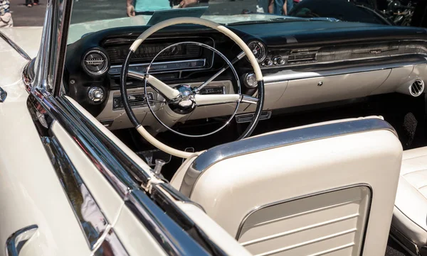 White 1959 Cadillac Eldorado na 32. ročníku Neapolského depa Cla — Stock fotografie