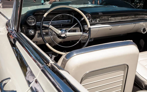 White 1959 Cadillac Eldorado na 32. ročníku Neapolského depa Cla — Stock fotografie