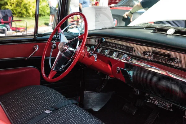 White Buick Roadmaster 1956 Modèle 73 à la 32e édition annuelle de Naples D — Photo