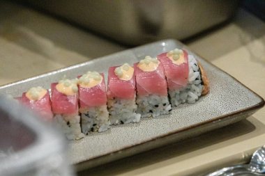 Yeşil havyar balık yumurta ile Somon suşi rulo