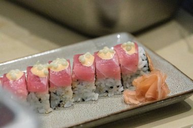 Yeşil havyar balık yumurta ile Somon suşi rulo