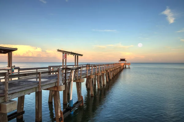Early moonset and sunrise over the Naples Pier on the Gulf Coast — Stock Photo, Image