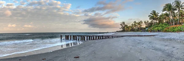 Amanhecer sobre um cais em ruínas na praia de Port Royal — Fotografia de Stock