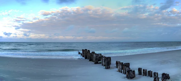 Dawn over a dilapidated pier on the beach in Port Royal — Stock Photo, Image