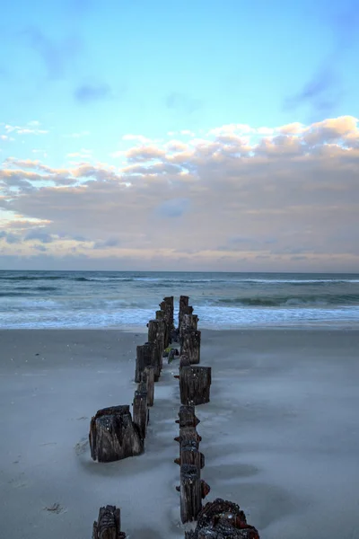 Dawn over een vervallen Pier op het strand in Port Royal — Stockfoto