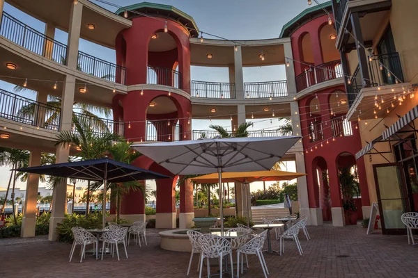 Outdoor dining on the waterfront overlooking a marina in Naples — Stock Photo, Image