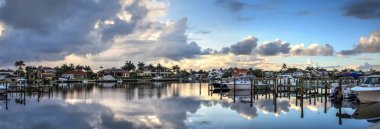 Tekneler Napoli, Florida Venedik Körfezi yakınlarındaki bir Marina demirledi