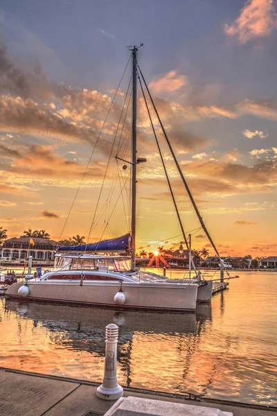 Захід сонця над човнами в Esplanade гавань Марина на острові Марко — стокове фото