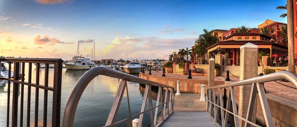 Puesta de sol sobre los barcos en Esplanade Harbor Marina en Marco Island —  Fotos de Stock