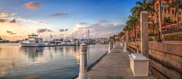 Solnedgång över båtarna i Esplanade Harbor Marina på Marco Island — Stockfoto