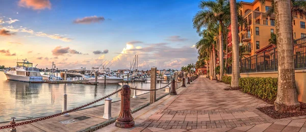 Marco Adası'ndaki Esplanade Harbor Marina'da teknelerin üzerinde gün batımı