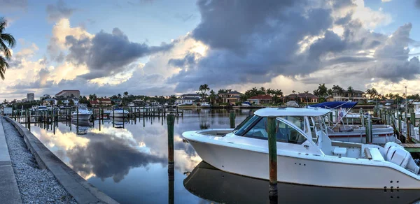 Bateaux amarrés à une Marina près de Venetian Bay à Naples, Floride — Photo