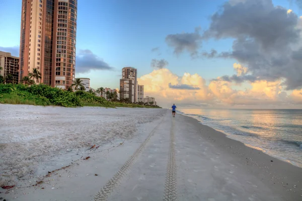 Läufer am Strand von Neapel bei Sonnenaufgang — Stockfoto