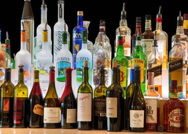 Lüks bir restoranda içki ve şarap şişeleri sıraya girdi..