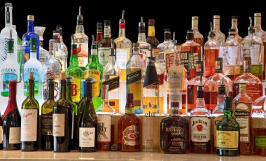 Lüks bir restoranda içki ve şarap şişeleri sıraya girdi..