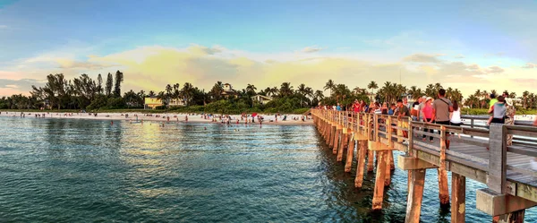 Sonnenuntergang am Pier von Neapel am Strand von Neapel — Stockfoto