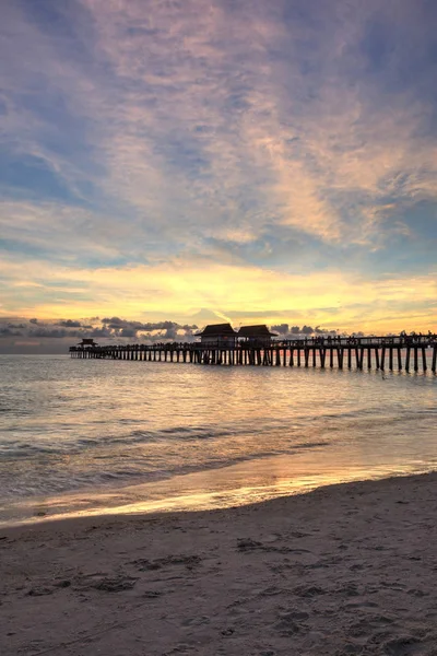 Pôr do sol no cais de Nápoles na praia de Nápoles — Fotografia de Stock