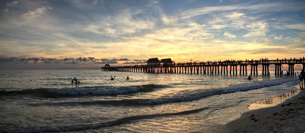 Zonsondergang bij de pier van Napels op het strand van Napels — Stockfoto