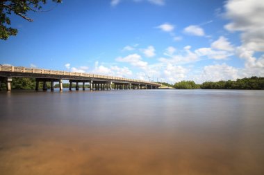 Bonita Springs 'de büyük Hickory Pass pürüzsüz su yolu üzerinde köprü